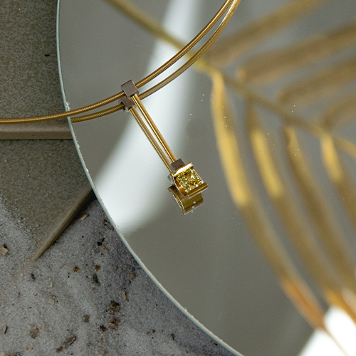 18 karaat geelwit gouden hanger met emerald cut diamant 0,92 karaat (natural)